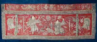 null CHINA - Late 19th century

A red silk rectangular panel with embroidered decoration...