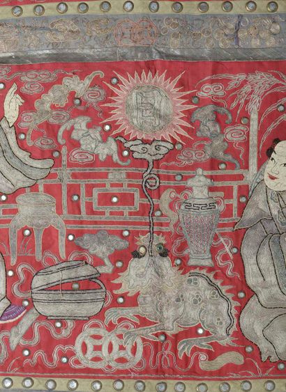 null CHINE - Fin du XIXe siècle

Panneau de forme rectangulaire en soie rouge à décor...