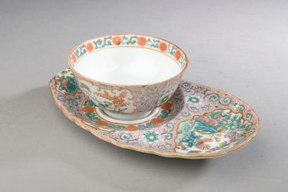 null CHINA, CANTON - Late 19th century.

Sorbet and its oval polylobed porcelain...