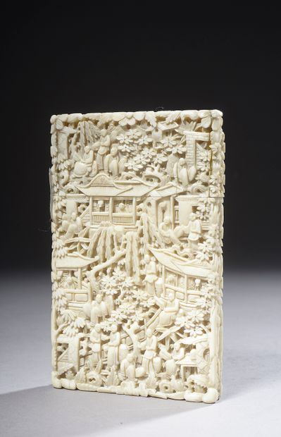 null CHINA, CANTON - 19th century. 

Card case in ivory finely carved with characters...