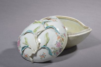 null CHINA - Compagnie des Indes, 18th century.

Porcelain covered box in the shape...
