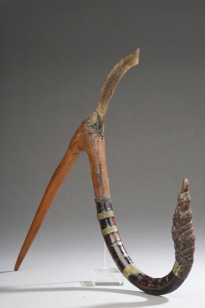 null VIETNAM - early 20th century.

Sickle for harvesting rice in wood and brass,...