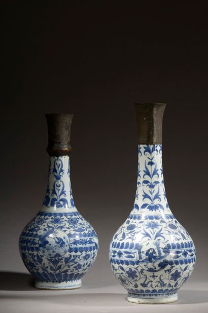 null CHINE - XVIIe siècle.

Paire de vases bouteille en porcelaine bleu blanc à décor...