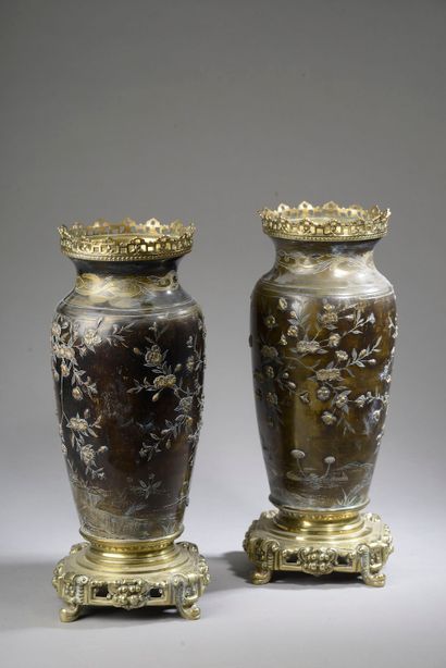null CHINA - XIXth century.

Pair of brown patinated bronze vases with gilded flowers.

Gilded...