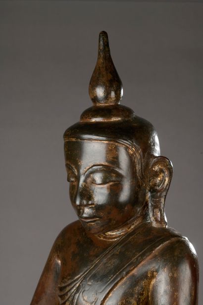 null 



THAILAND - 20th century.

Carved wooden Buddha statue with traces of gold...