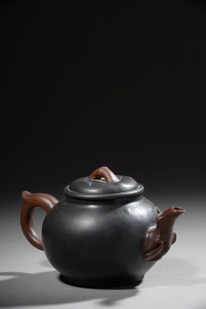 null CHINA - Late 19th century.

Small Yixing stoneware teapot with polychrome relief...