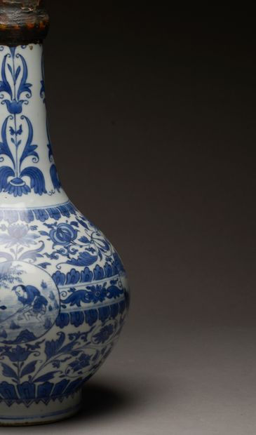 null CHINA - 17th century.

A pair of blue-white porcelain bottle vases decorated...