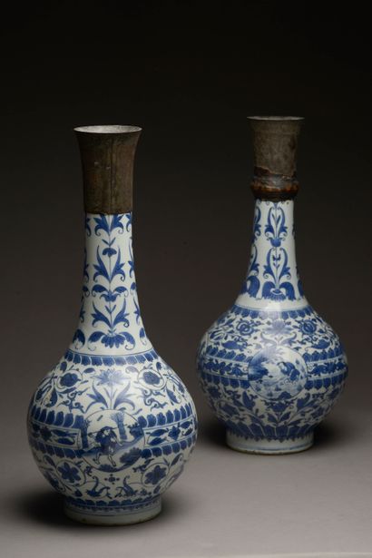 null CHINA - 17th century.

A pair of blue-white porcelain bottle vases decorated...