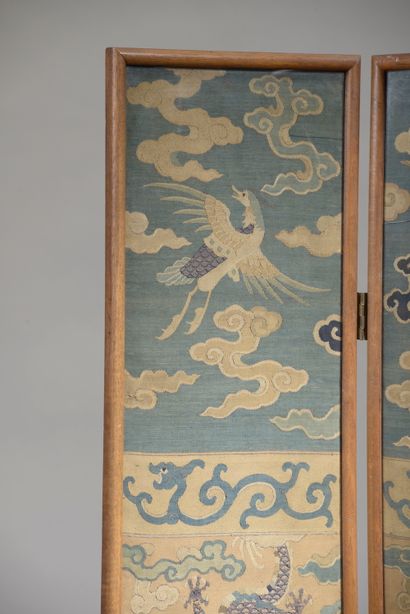 null CHINE - XIXe siècle.

Suite de quatre panneaux de soie tissée à décor de phénix,...