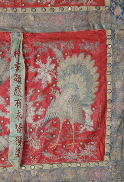 null CHINA - Late 19th century

A red silk rectangular panel with embroidered decoration...