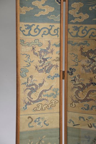 null CHINA - 19th century.

A suite of four woven silk panels decorated with phoenixes,...