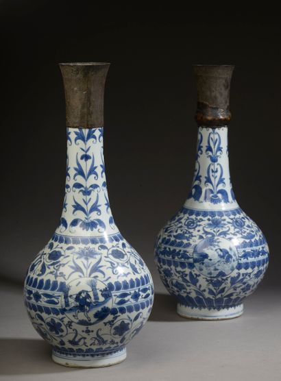 null CHINA - 17th century.

A pair of blue-white porcelain bottle vases decorated...