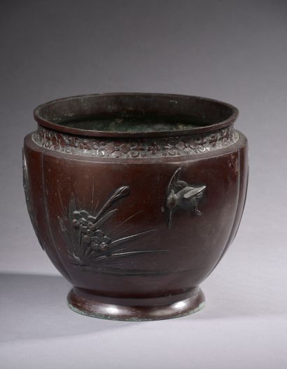 null JAPAN, circa 1900.

Ribbed patinated bronze planter with alternating decorations...