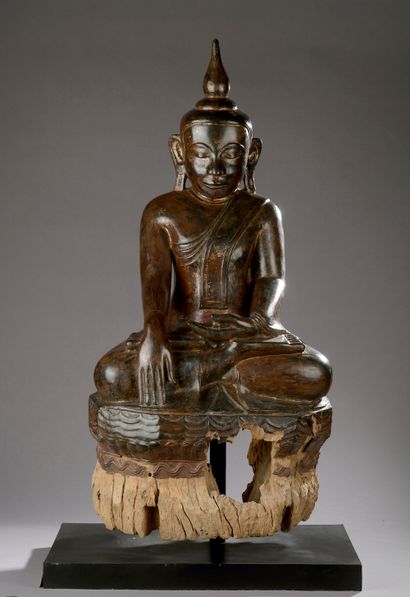 null 



THAILAND - 20th century.

Carved wooden Buddha statue with traces of gold...