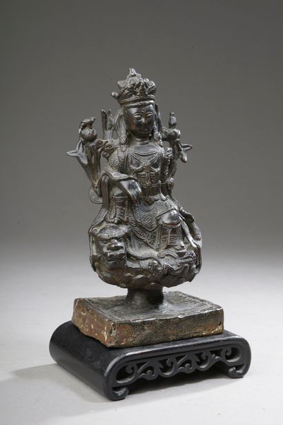 null CHINA - MING period (1368 - 1644). 

 Bronze statuette with brown patina of...