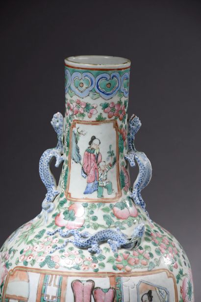 null CHINA - 19th century. 

Porcelain baluster vase with enamelled decoration in...