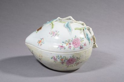 null *CHINE - Compagnie des Indes, XVIIIe siècle.

Boîte couverte en porcelaine en...