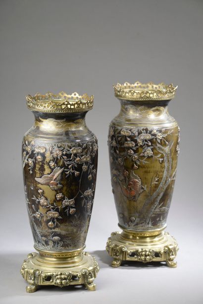 null CHINA - XIXth century.

Pair of brown patinated bronze vases with gilded flowers.

Gilded...