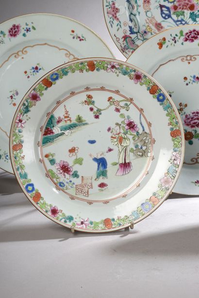 null CHINA - Compagnie des Indes, 18th century.

A set of three plates with enamelled...