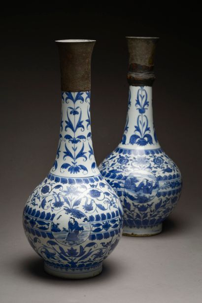 null CHINE - XVIIe siècle.

Paire de vases bouteille en porcelaine bleu blanc à décor...