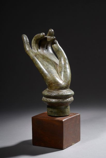 null THAILAND - 20th century.

Green patina bronze Buddha's hand forming the shuni...