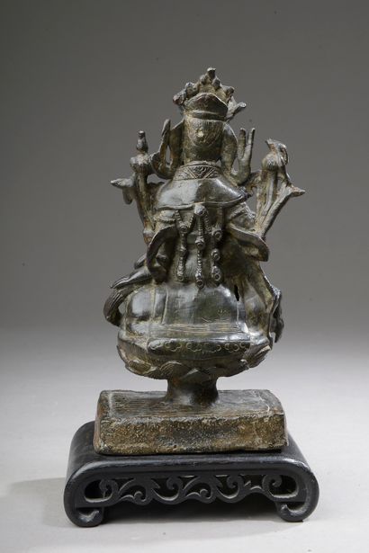 null CHINA - MING period (1368 - 1644). 

 Bronze statuette with brown patina of...