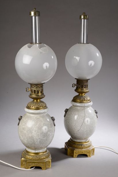 null *Paire de lampes à pétrole de forme boule en céramique craquelée ivoire à prise...