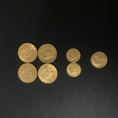 null 
Ensemble de sept pièces en or comprenant : 



- Trois 10 Dollars des États-unis,...