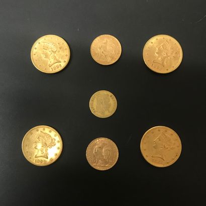 null 
Ensemble de sept pièces en or comprenant : 



- Quatre 10 Dollars des États-unis,...