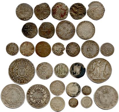 null 
Lot de 30 monnaies françaises en argent et en billon :
sept monnaies médiévales,...