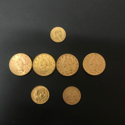 null 
Ensemble de sept pièces en or comprenant : 



- Quatre 10 Dollars des États-unis,...