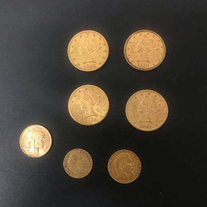 null 
Ensemble de sept pièces en or comprenant :



- Quatre 10 Dollars des États-unis,...