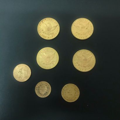 null 
Ensemble de sept pièces en or comprenant :



- Quatre 10 Dollars des États-unis,...