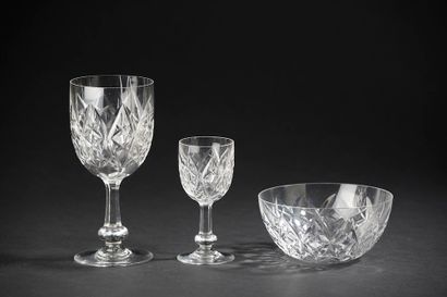 null BACCARAT.

Partie de service de verres modèle "Juigne" en cristal taillé comprenant...