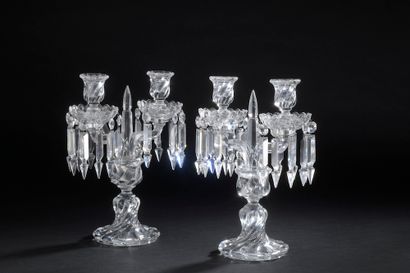 null *BACCARAT.

Paire de candélabres en cristal à deux bras de lumière retenant...