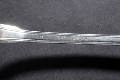 null Cuillère à ragout en argent, la spatule à filets monogrammée F.

Paris, 1781-1789.

Long....