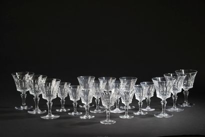 null BACCARAT.

Partie de services de verres en cristal modèle "Piccadilly" comprenant...