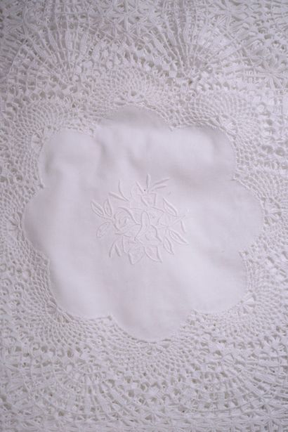 null Nappe blanche en toile de coton brodée de roses dans des médaillons polylobés...