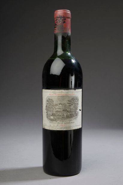 null 1 bouteille CH. LAFITE-ROTHSCHILD, 1° cru Pauillac 1963 (es, et, LB)