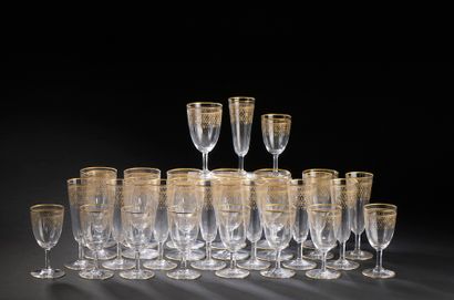 null *BACCARAT.

Partie de service de verres en cristal gravé et doré de fleurs de...