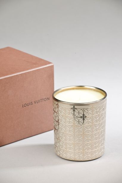 null LOUIS VUITTON.



Bougie parfumée modèle "Le Jardin de Louis" présentée dans...
