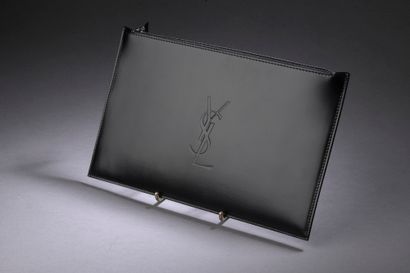 null YVES SAINT LAURENT.

Pochette ligne "Rive Gauche" en cuir lisse noir surpiqué,...