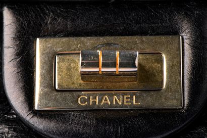 null CHANEL.

Sac baguette modèle "2.55" en cuir glacé noir matelassé, chaîne porté...