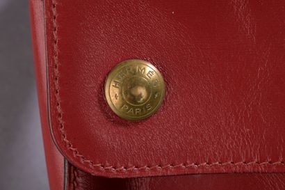 null HERMÈS.

Pochette-ceinture en cuir de veau rouge, fermeture à rabat et double...