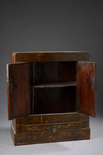 null Armoire miniature à bijoux en bois laqué à décor doré de pagodes et de rinceaux...