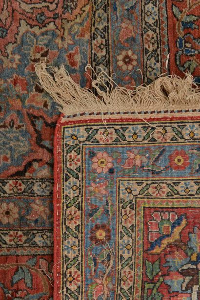 null Tapis Tabriz en laine à fond rouge à décor de fleurs, le champ central à double...
