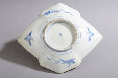 null Coupelle losangique en porcelaine à décor dit Imari en bleu et rouge de fleurs.

Chine,...