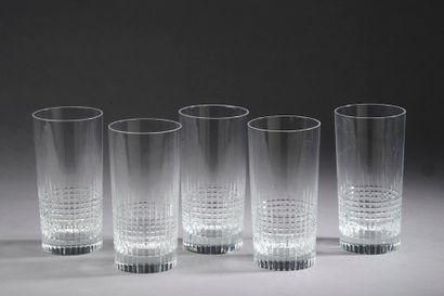 null BACCARAT.

Ensemble de cinq verres à orangeade en cristal taillé modèle "Nancy".

Haut....