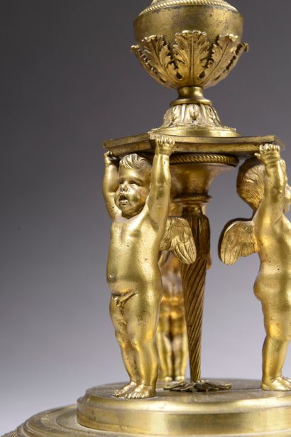 null Paire de flambeaux en bronze doré, le fût à colonne balustre cannelée surmontée...