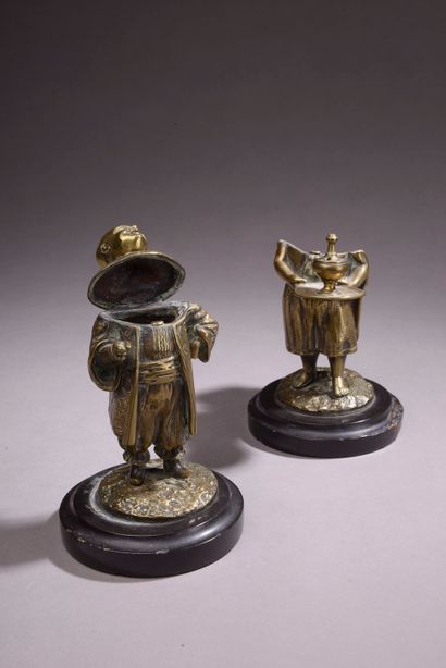 null Deux pots à tabac couverts en bronze doré en forme de personnages, ils reposent...